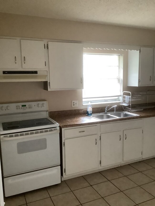 Building Photo - COMING SOON! Three Bedroom Two Bathroom Ho...