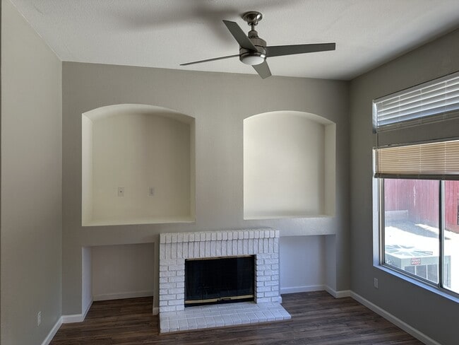 Building Photo - Modesto Cute 4 Bedroom 2 Bath Single Story...