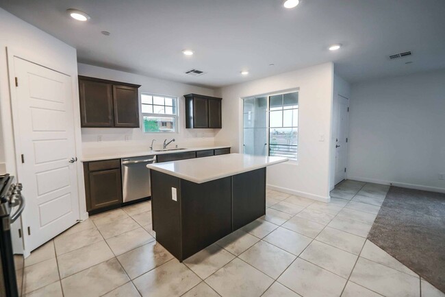 Foto del edificio - BRAND NEW 4 BEDROOM TOWNHOME IN CADENCE!