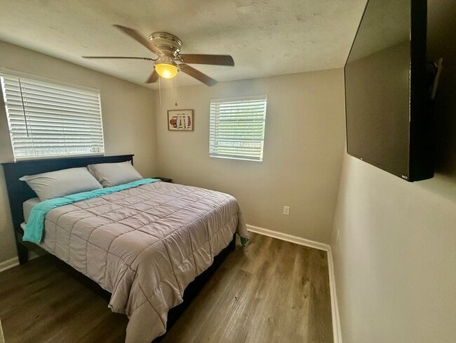 Building Photo - Charming Coastal Cottage with Huge Fenced Yard & Smart Tech!