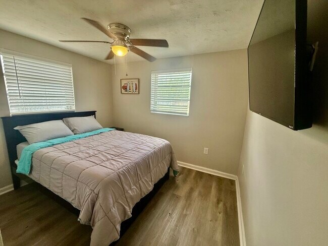 Foto del edificio - Charming Coastal Cottage with Huge Fenced Yard & Smart Tech!