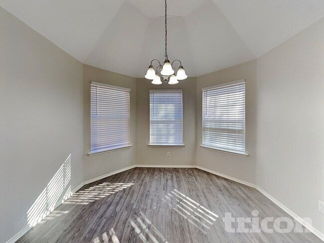 Building Photo - 1615 Hillside Dr
