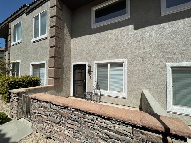 Foto del edificio - 2 Story Townhouse in Gated Community! Avai...