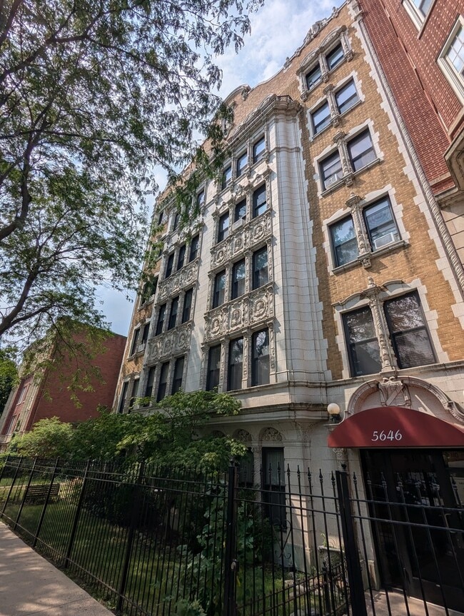 Building Photo - 5646 N Kenmore Ave