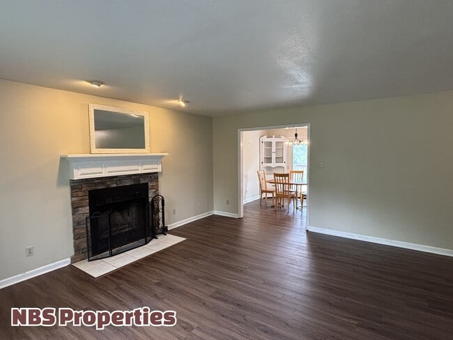 Foto del edificio - 7404 Foxglove Ln