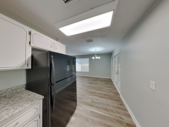 Foto del edificio - Updated 3 Bed, 2 Bath Home with Fenced Yard & Sunroom in Jacksonville, FL