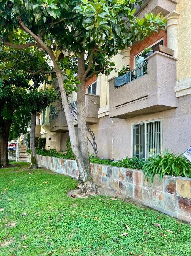 Building Photo - 7045 Woodley Ave