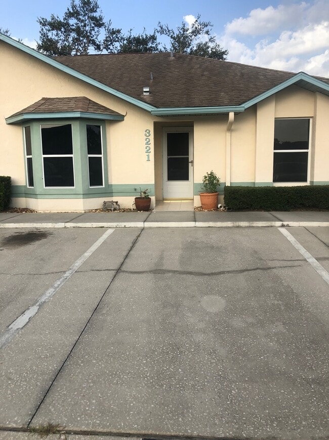 Great location, freshly painted, close to turnpike. - Great location, freshly painted, close to turnpike. House