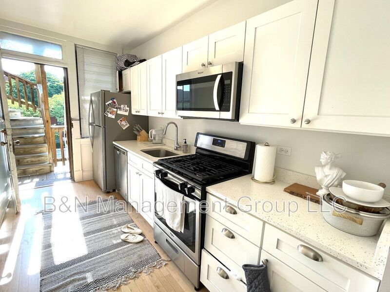 Foto principal - 912 W Oakdale Ave