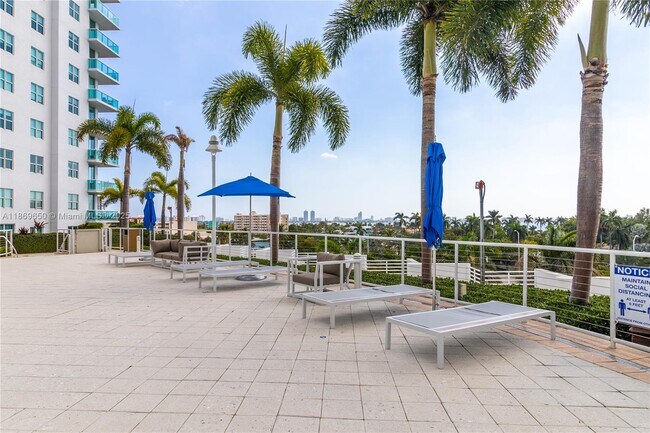 Foto del edificio - 7900 Harbor Island Dr