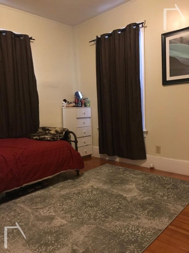 Building Photo - 9/1 No Fee! Spacious 3BR/1.5BA apartment near Washington Sq