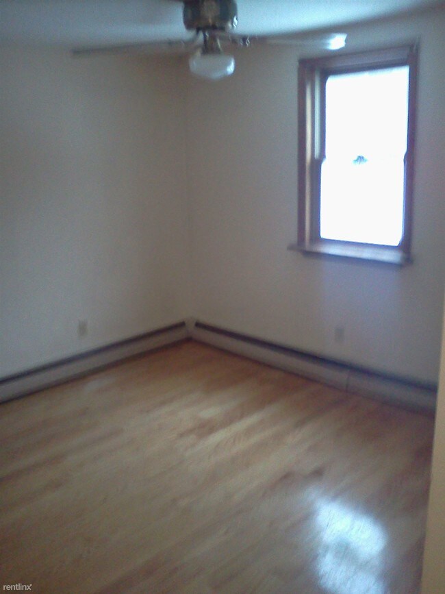 Building Photo - 3 br, 1.5 bath  - 156 N Shore Rd