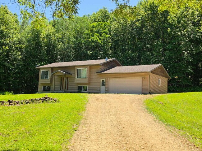 Foto del edificio - 4 Bedroom 2 Bathroom Home on 5 Acres with Shop, New Deck & Attached Garage