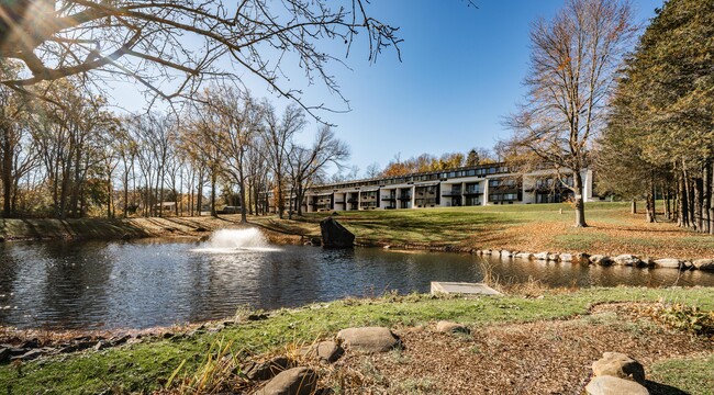 Foto del edificio - Whitewood Pond Apartments