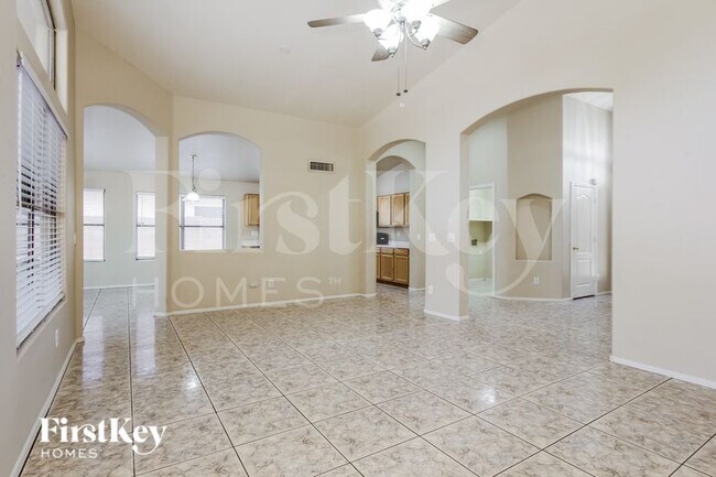 Foto del edificio - 2405 N 128th Dr