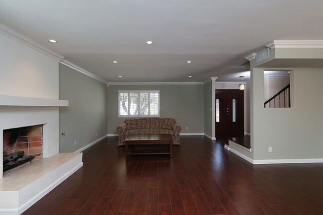 Building Photo - Wonderful Single Family Home in the hills ...