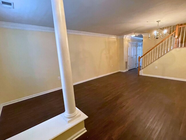 Building Photo - Beautiful 2BR, 2.5BA Townhouse Style Condo Near Old Town Alexandria