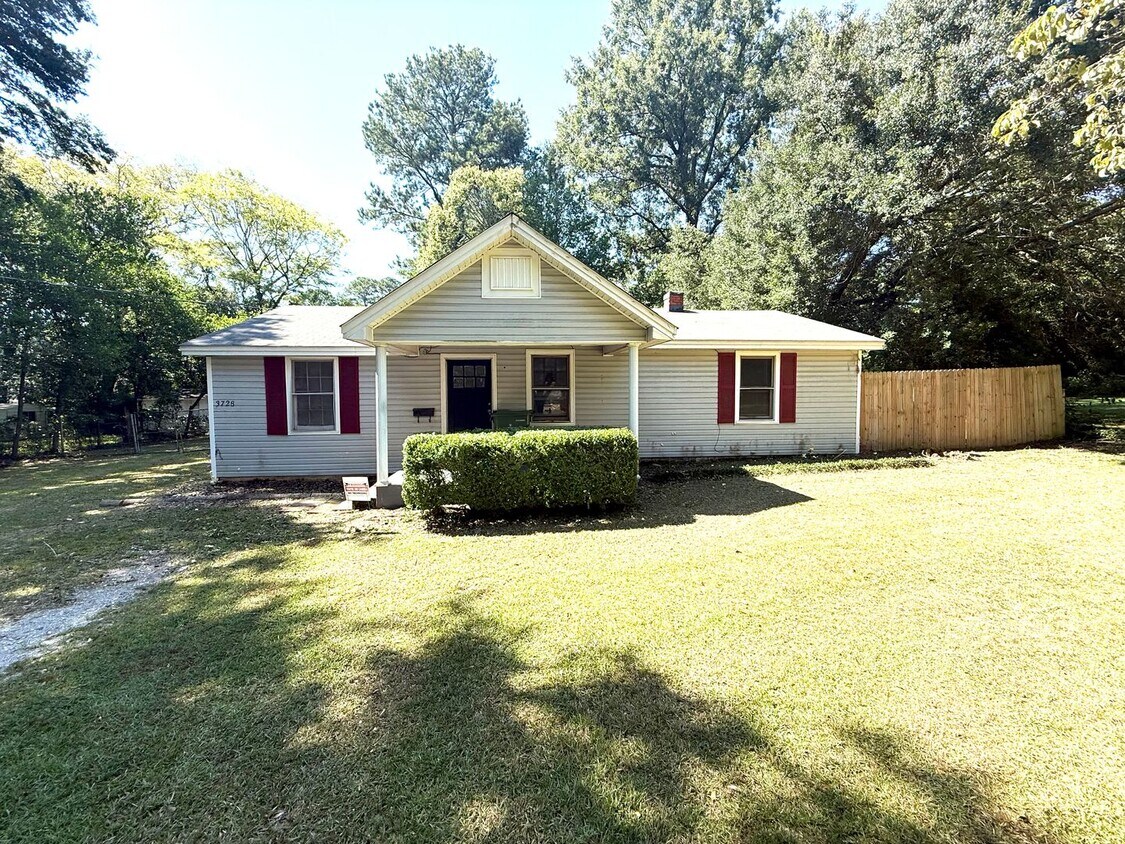 Primary Photo - ** 3 bed 1 bath located in Dalraida ** Cal...