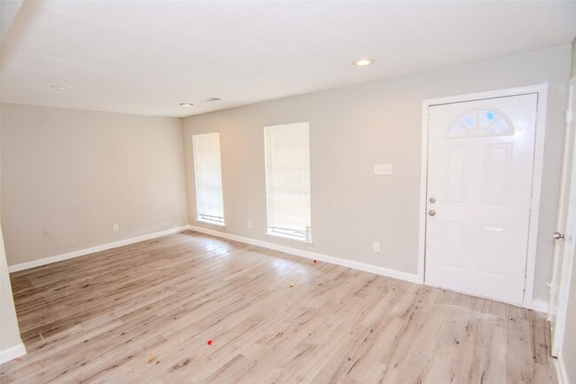 Foto del edificio - 11731 McLain Blvd