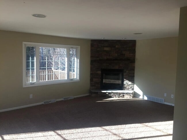 Building Photo - 912 Hawthorne Dr