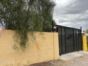 Building Photo - 532 W Simmons Rd