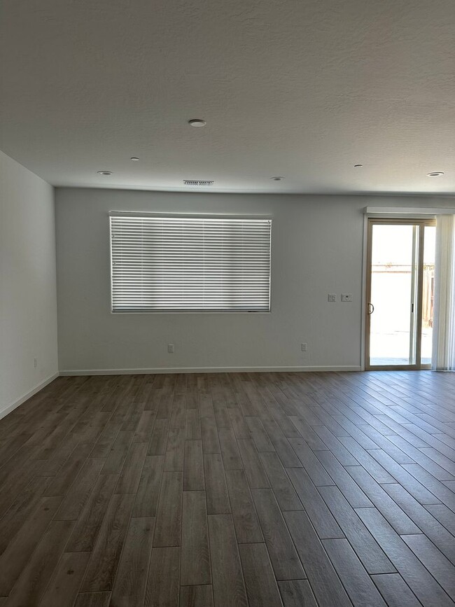 Foto del edificio - Newer home in desirable part of Visalia!!