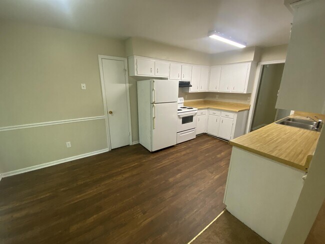 Foto del edificio - 4491 River Shore Rd