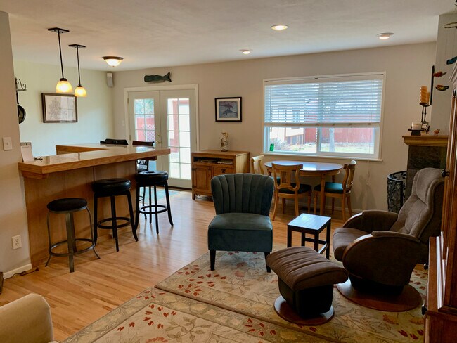 Zona de comedor y bar - 2708 Mesa Avenue