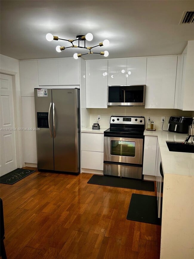 Building Photo - 1111 Sorrento Dr