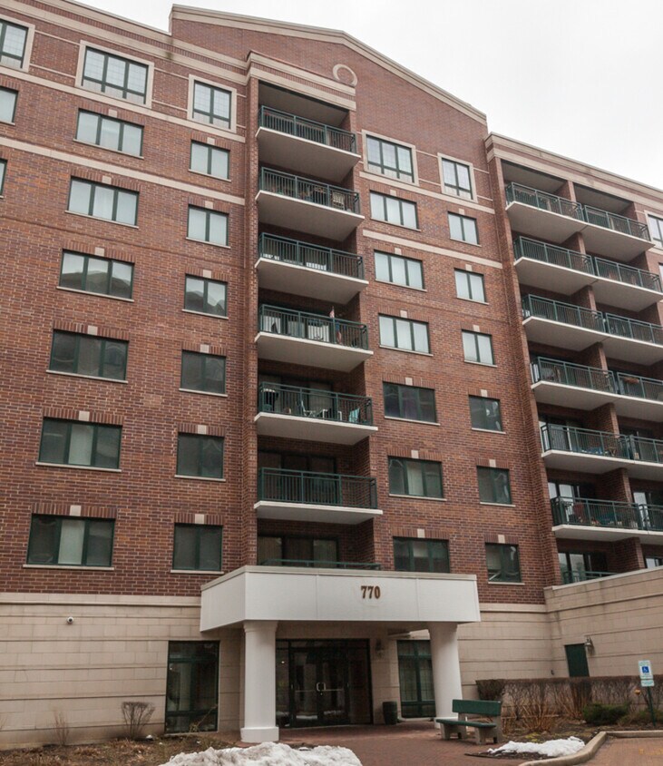 770 Pearson St, Des Plaines, IL 60016 Condo for Rent in Des Plaines