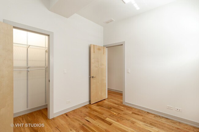 Building Photo - 325 E 44th St