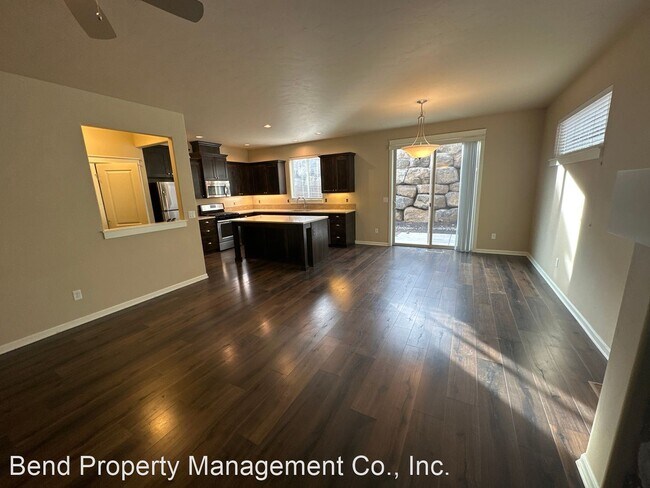 Building Photo - 3 br, 2.5 bath House - 63135 NE Black Powd...