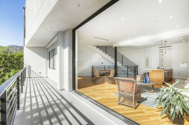 Foto del edificio - 1409 Roca Ln