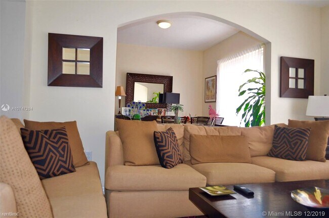 Building Photo - 4 br, 3 bath Townhome - 8330 NW 143rd Ter