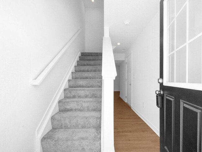 Building Photo - Modern 3 Bed, 2.5 Bath Condo – Spacious, S...