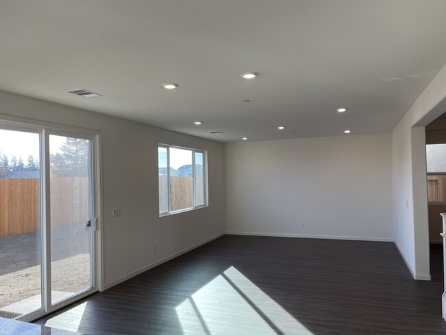 Building Photo - Brand New Manteca 5 Bedroom, 3 Bath Execut...