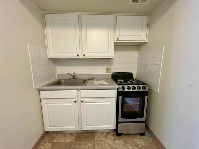 Interior Photo - 1029 E Knapp St
