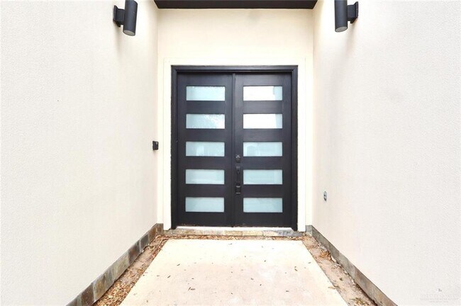 Building Photo - 22 E 7th St