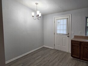 Building Photo - 2043 Maywood St