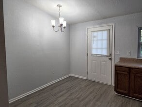 Building Photo - 2043 Maywood St