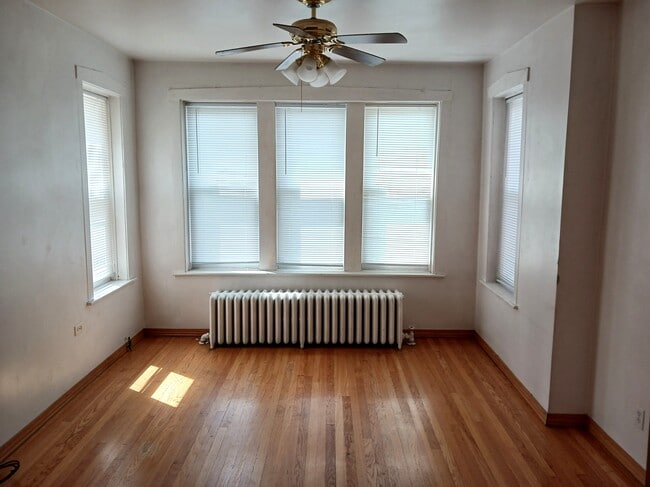 Foto del edificio - 5902 W Wilson Ave
