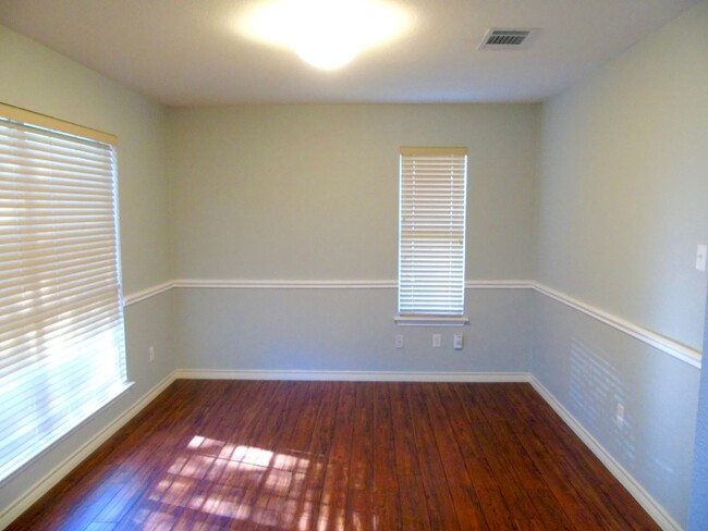 Building Photo - Southwest Austin!