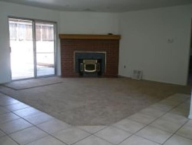 Building Photo - 3 bedrooms, 1 and 3/4 baths, backyard, garage