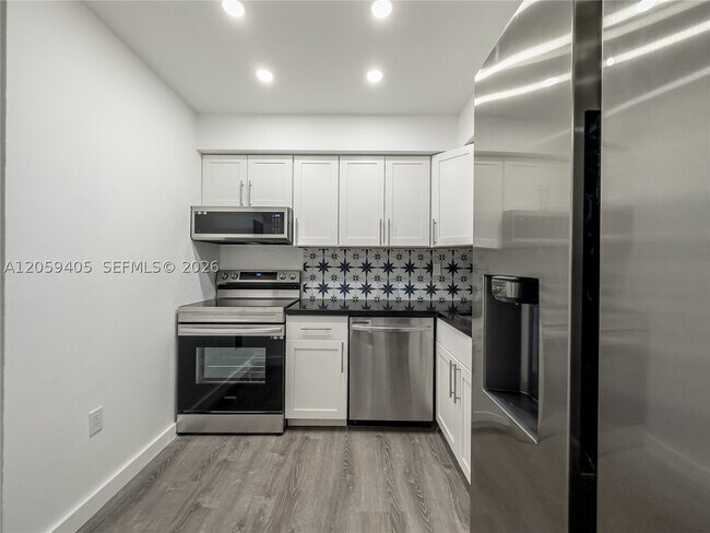Foto del edificio - 17570 Atlantic Blvd