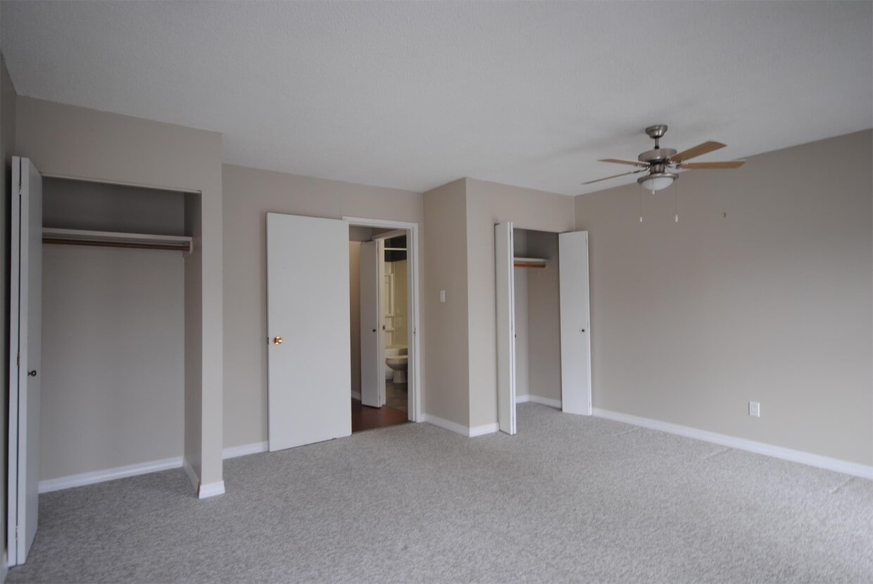 Primary Photo - 10735-10735-127 127 St