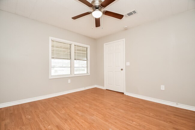 Foto del edificio - 919 Forest Oaks Dr