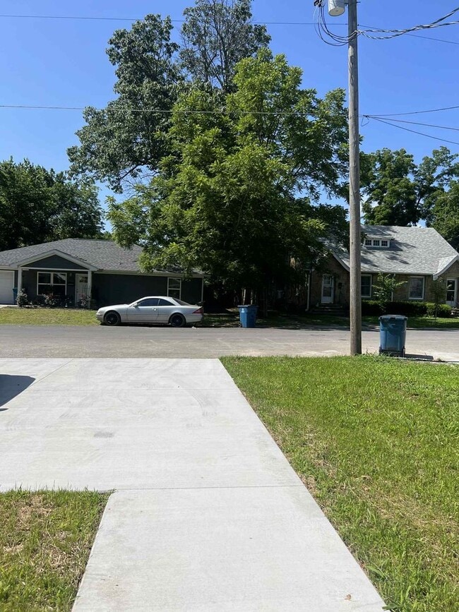 Building Photo - 412 Maple St