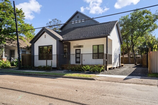 Building Photo - 207 Lockwood Dr