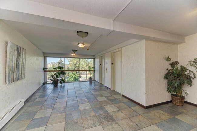 Foto del edificio - 2200 S Stewart Ave