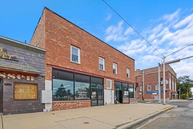 Building Photo - Newly Remodeled 4-bed 2nd-floor unit